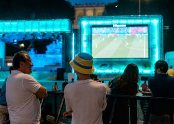 Fotbollsfredag bjuder på Sverige gånger två