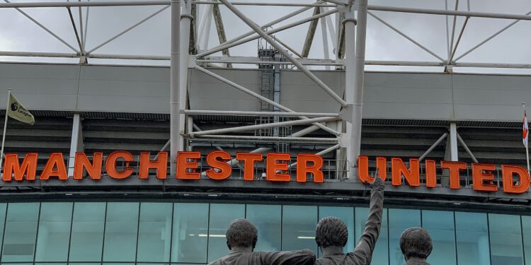 Fotbollslördag fylld av prestigematcher och viktiga poäng