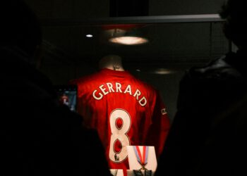 Fotbollssöndag med toppjakt, derbyfeber och bottenångest