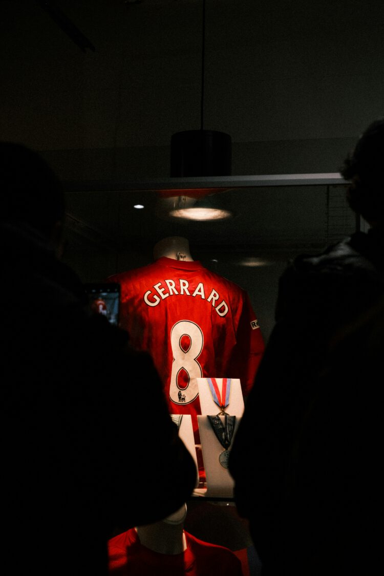 Fotbollssöndag med toppjakt, derbyfeber och bottenångest